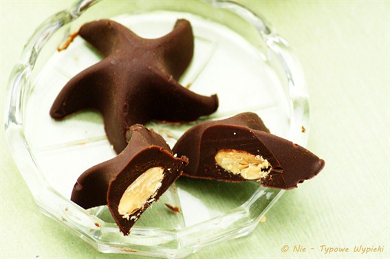 Cinnamon-Chocolates-with-Almonds