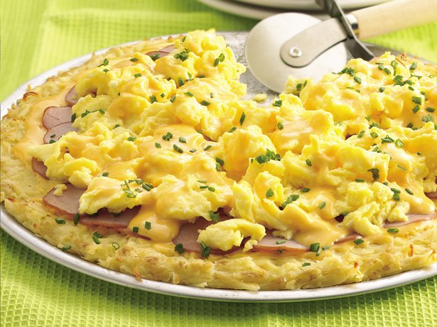 Canadian-Bacon-Pizza-with-Cheddar-Mustard-Sauce